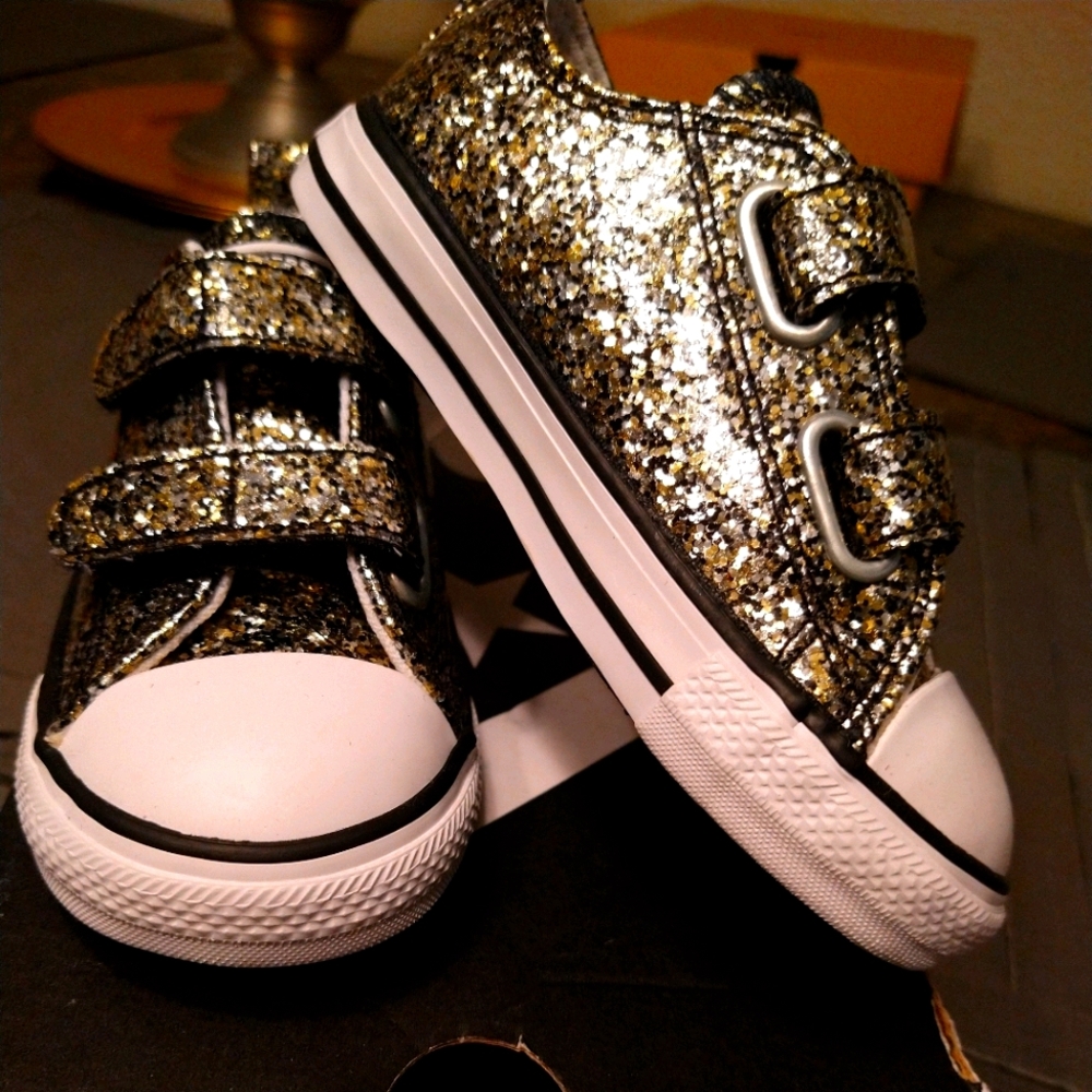 Girls  glittery chucktaylors u can rock'm w anythi